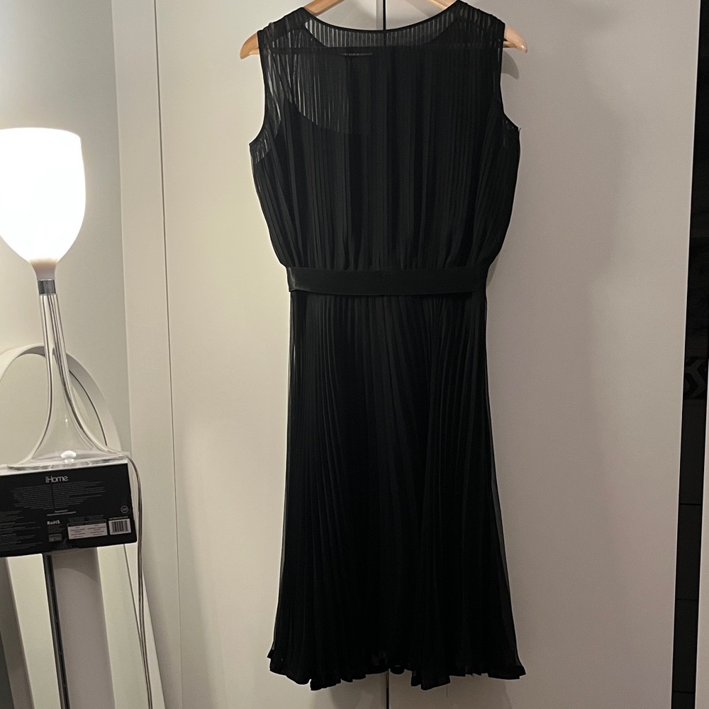 Chic Black Midi Dress with Pleats
